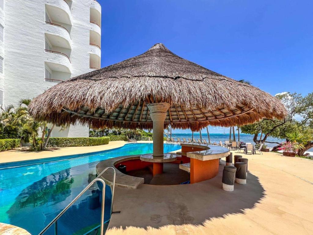Isla Condo 403 Oceanfront Puerta al Mar in Sac Bajo - 5