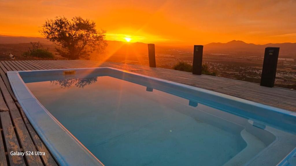 Romantic Getaway Peace and a Unique View - 3