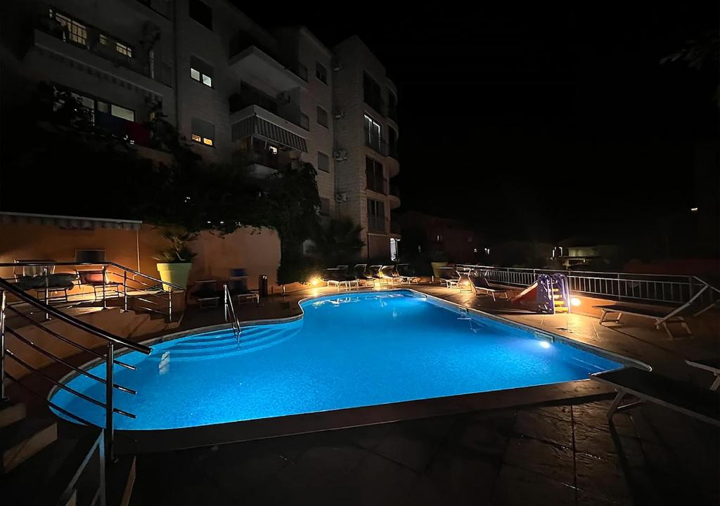 Petrovac 5 Min to Beach, Heated Pool, Balcony, 2008 Built - 3