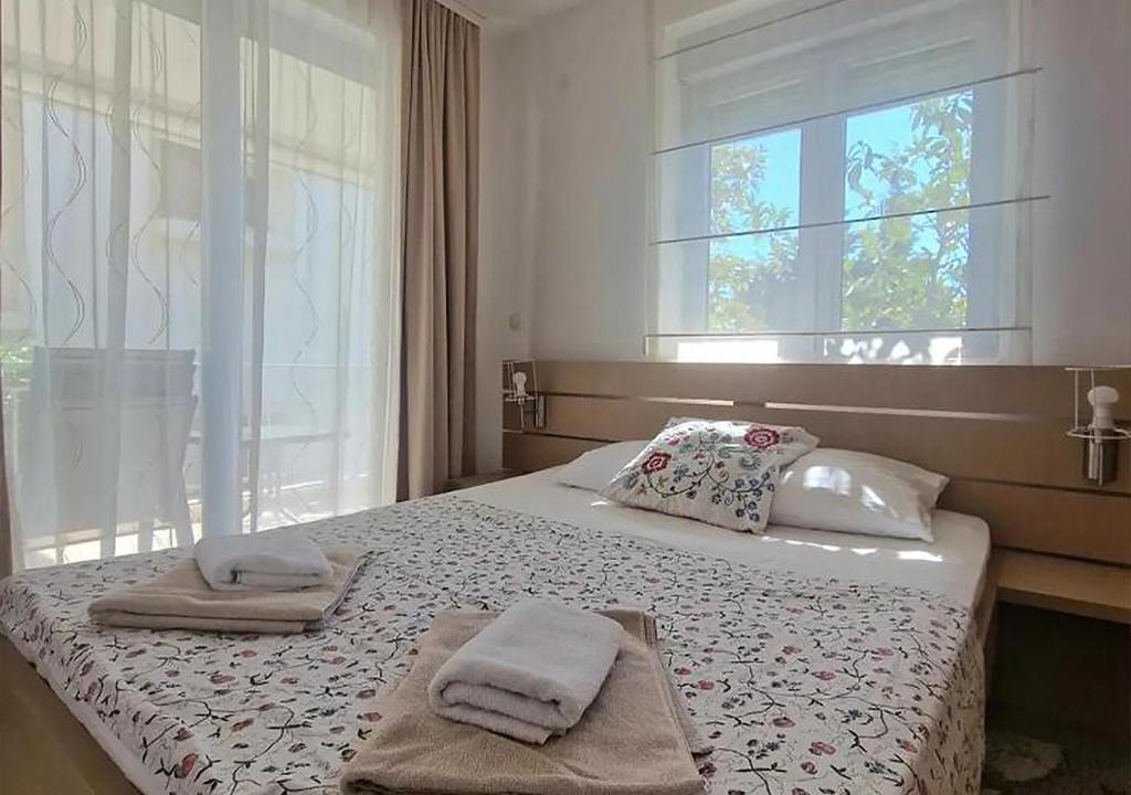 Petrovac 5 Min to Beach, Heated Pool, Balcony, 2008 Built - 1