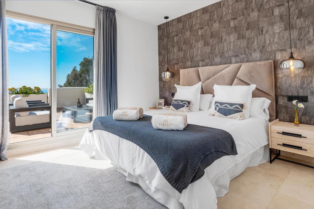 Luxury 2BR Penthouse - Rooftop, Pool, Sea Views - 4