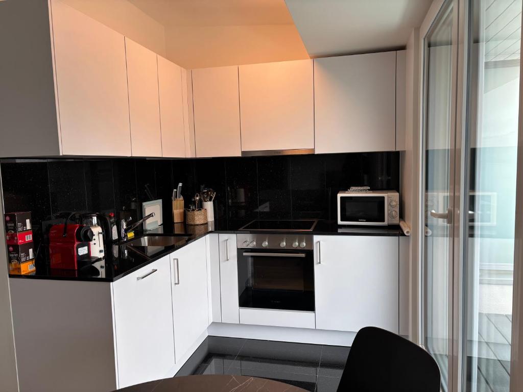 New Apartment on Top Floor, 2 minutes from Lausanne Train station - 3
