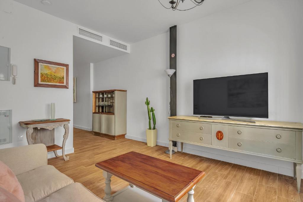 Charming Frontaura Patio by ELE Apartments - 2