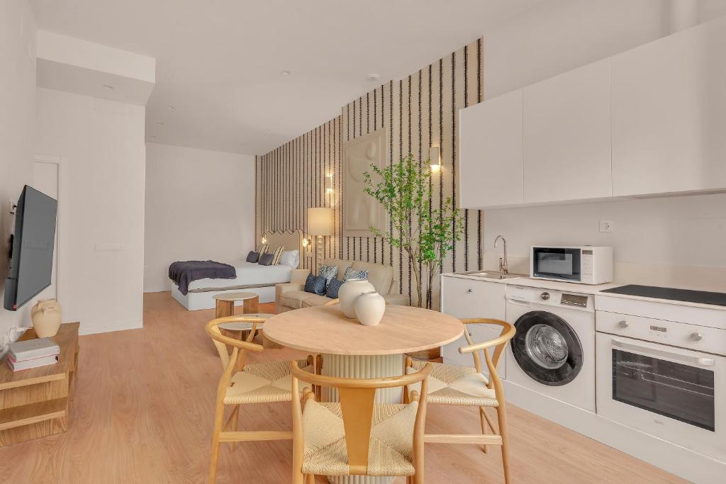 Stylish Studio Private Entrance by ELE Apartments - 3