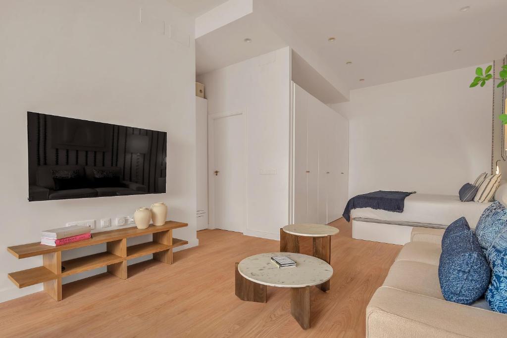 Stylish Studio Private Entrance by ELE Apartments - 5