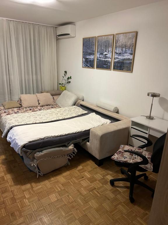 Apt 1944 - 4