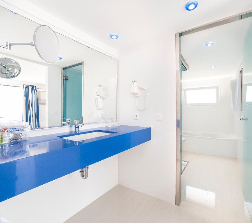 Globales America — Hotel rooms in Calas de Mallorca, Balearic Islands