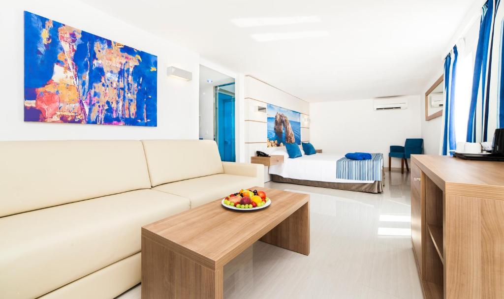 Globales America — Hotel rooms in Calas de Mallorca, Balearic Islands