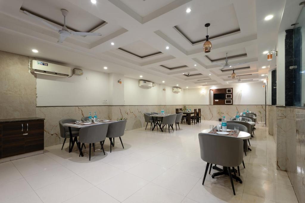 Restaurant, Hotel Krone Delhi Near IGI Airport Delhi in New Delhi