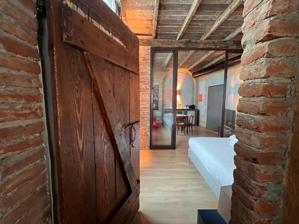 Emme Loft I Orange Moon - Vibrant Modern Luxury Loft Milan - 2