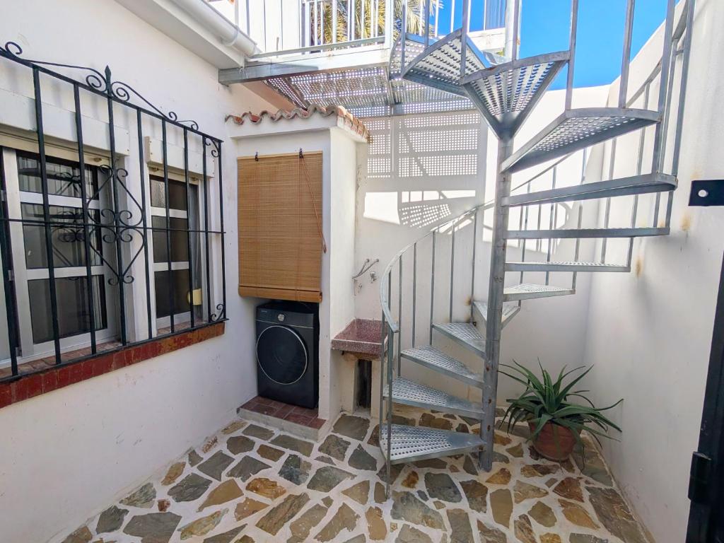 2BR House with Rooftop Terrace, 8 min Walk to Center - 3