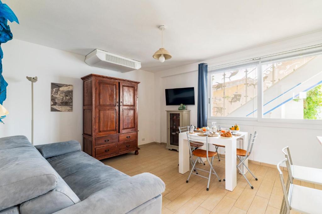 1' From the Sea, Villa with Garden in Cagliari - 2
