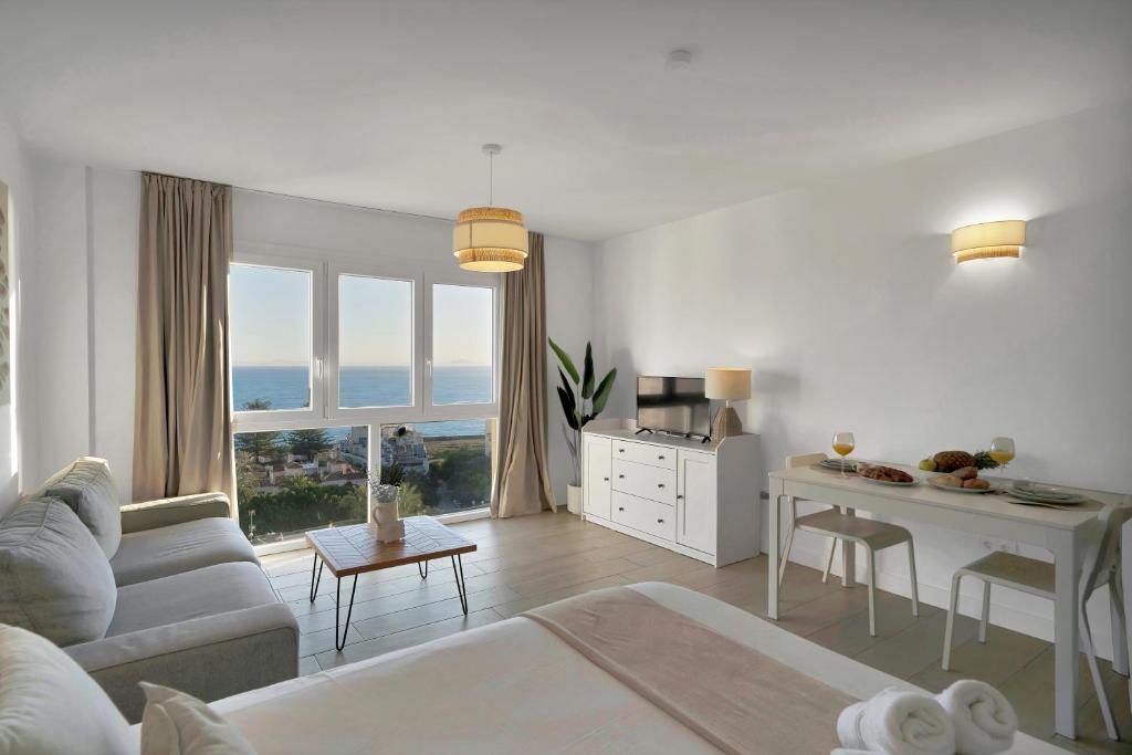 AIO Seaview Apartment - Prime Location & Sea Views - 3