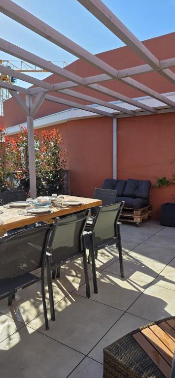 Superbe T3 neuf meublé 65m2 en roof top Fréjus avec espace terrasse de 45 m2 pergola BBQ - 3