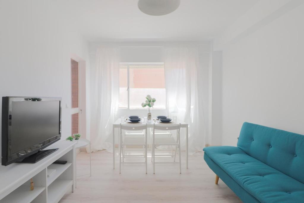 C85 - Brand New 3 Bedroom Apartment by the Center - 1