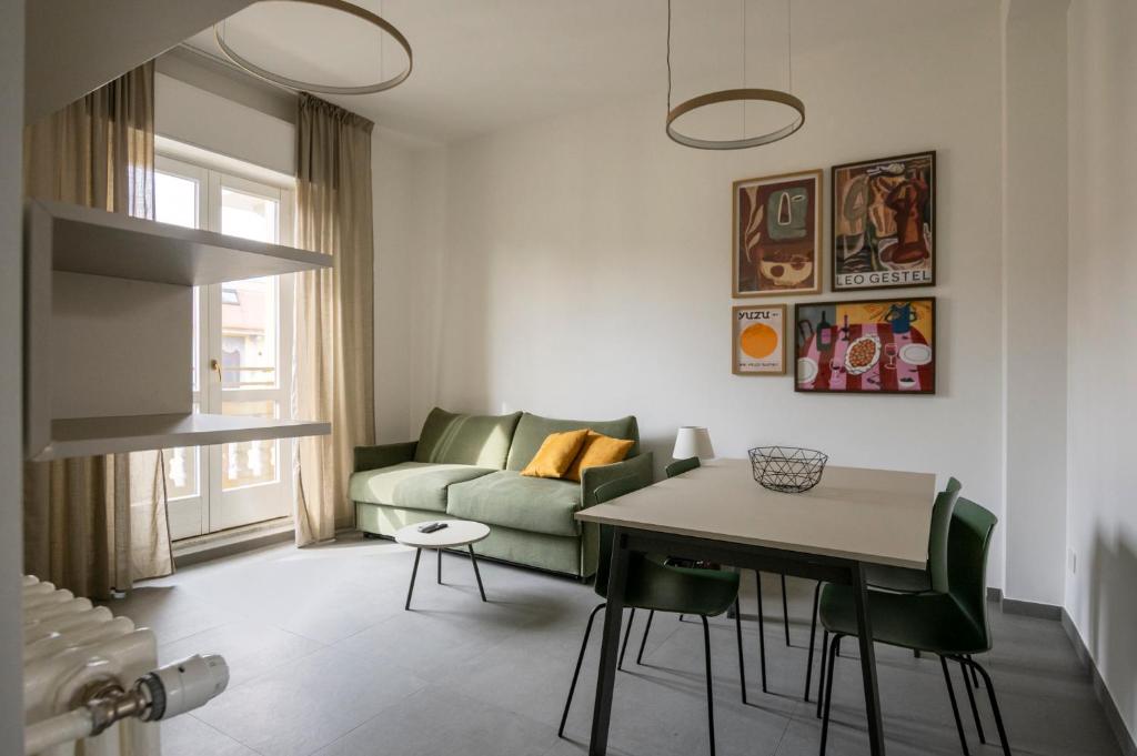 Bright Top Floor Flat with Balconies & AC - Loreto & Porta Venezia - 1