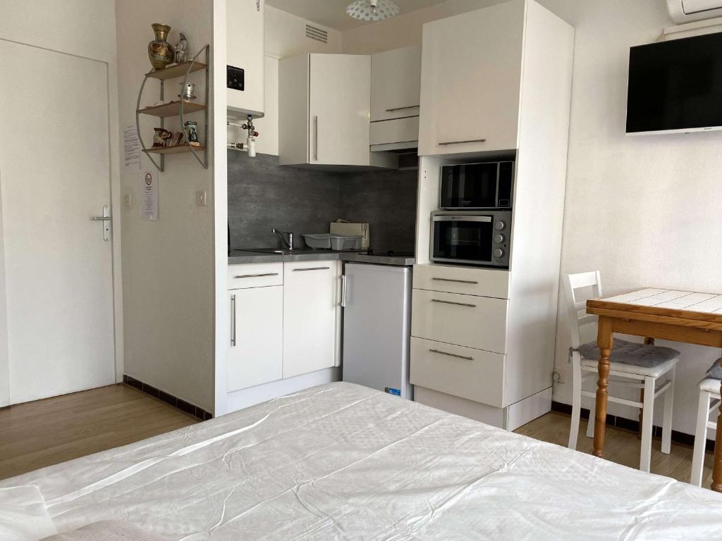 Studio de charme avec parking privatif, climatisation, Wi-Fi et loggia fermée à Balaruc-les-Bains - FR-1-553-96 - 3