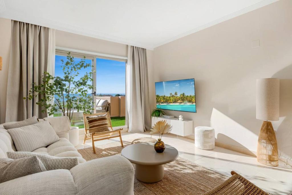 Sea View Penthouse with 2 Pools and Beach Nearby - 1
