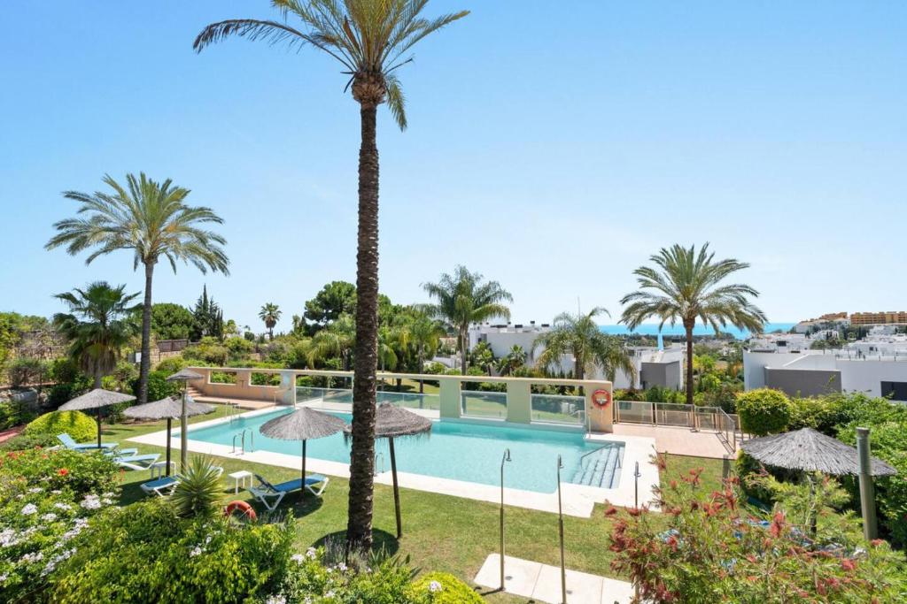 Sea View Penthouse with 2 Pools and Beach Nearby - 3