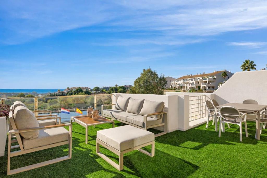 Sea View Penthouse with 2 Pools and Beach Nearby - 4