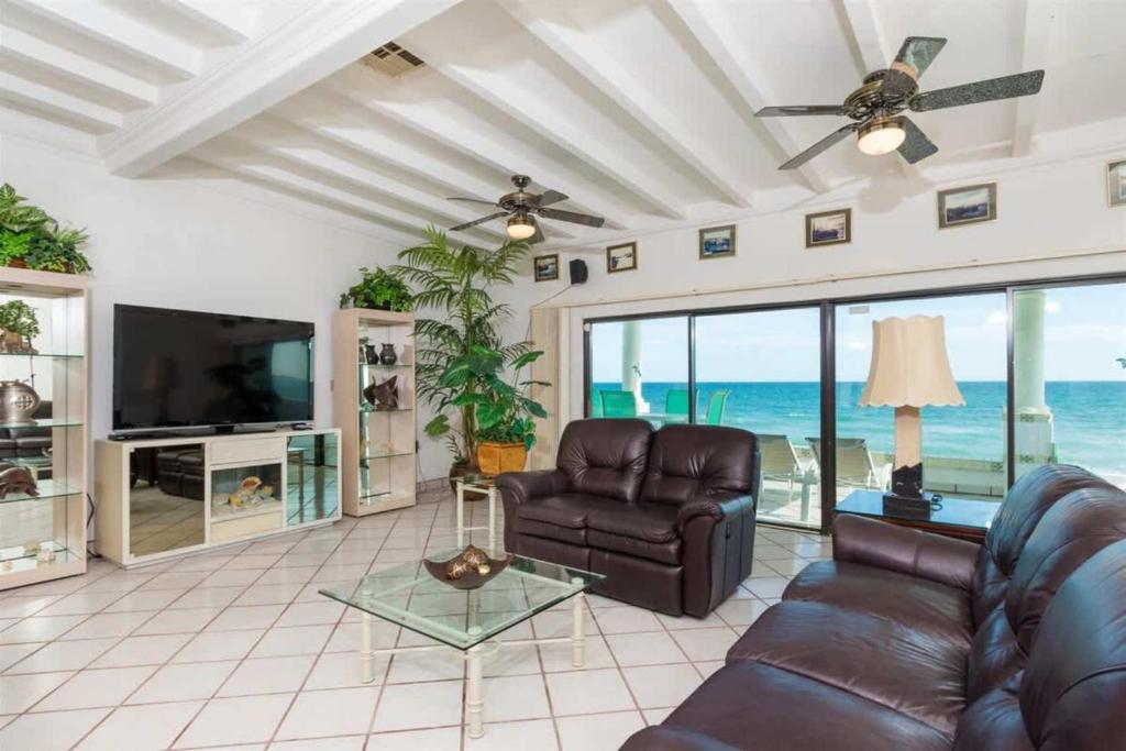 Comfortable Beachfront Condo Las Olas II 1 - 1