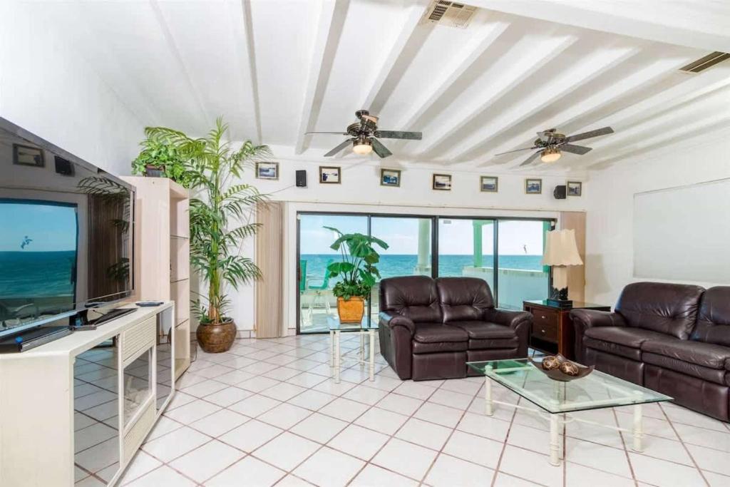 Comfortable Beachfront Condo Las Olas II 1 - 2