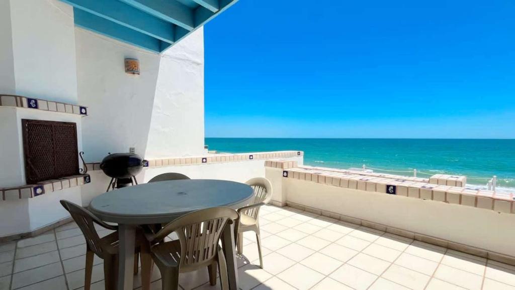 Cozy & Colorful Beachfront Condo Las Olas II 4 - 1