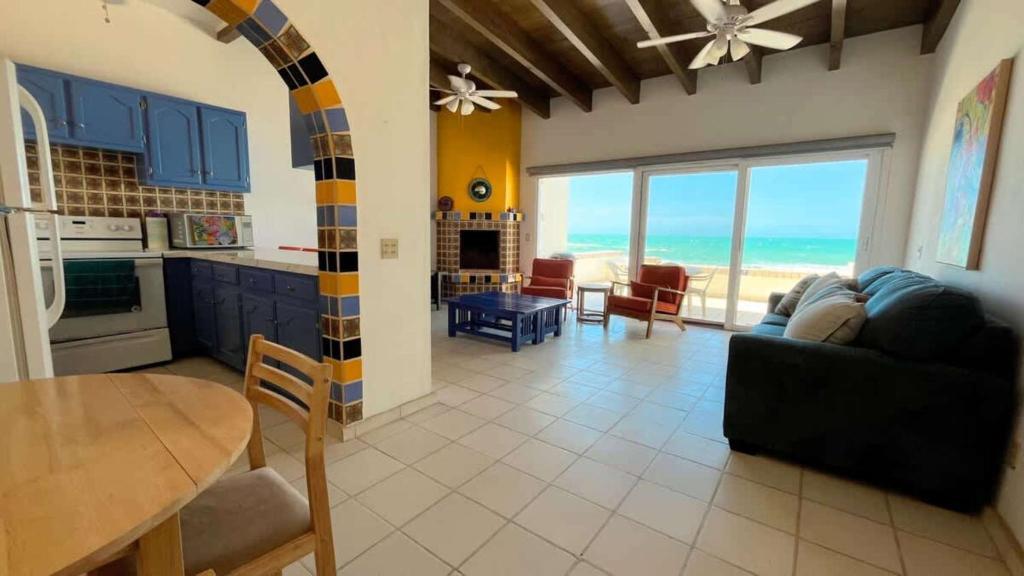 Cozy & Colorful Beachfront Condo Las Olas II 4 - 2