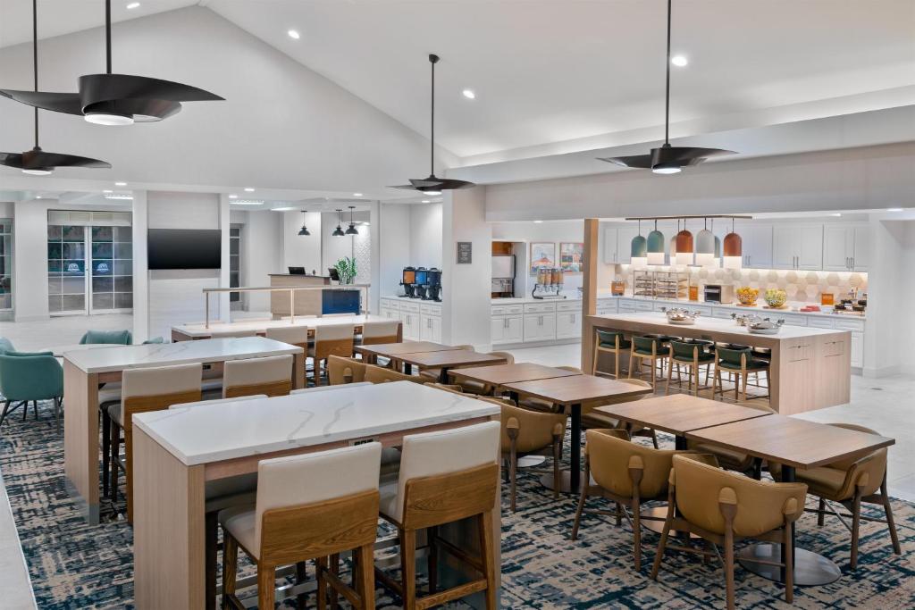 Homewood Suites by Hilton Orlando-Nearest to Universal Studios — Restaurant & bars in Orlando, Florida