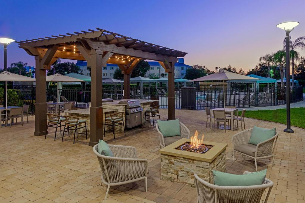 Homewood Suites by Hilton Orlando-Nearest to Universal Studios — Swimming pool in Orlando, Florida