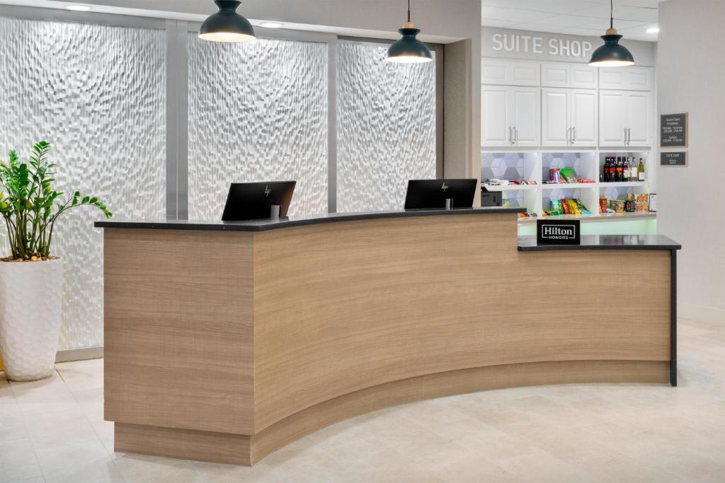 Homewood Suites by Hilton Orlando-Nearest to Universal Studios — Hotel building in Orlando, Florida