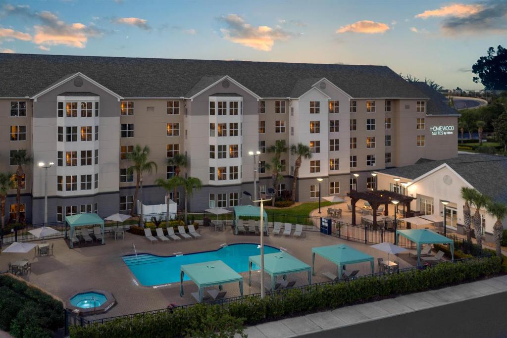 Homewood Suites by Hilton Orlando-Nearest to Universal Studios — Swimming pool in Orlando, Florida