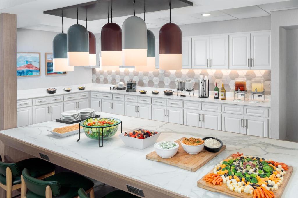 Homewood Suites by Hilton Orlando-Nearest to Universal Studios — Restaurant & bars in Orlando, Florida