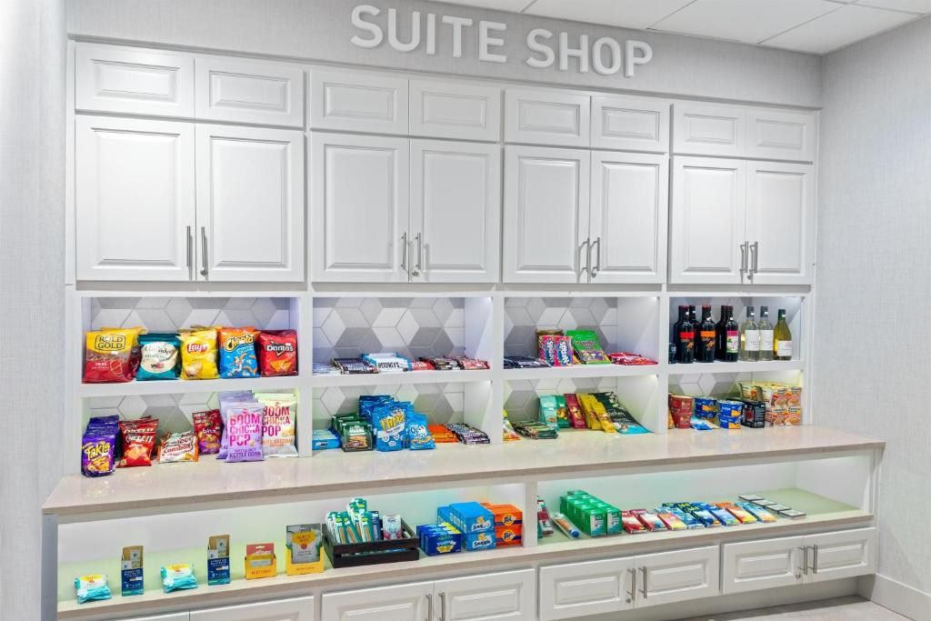 Homewood Suites by Hilton Orlando-Nearest to Universal Studios — Restaurant & bars in Orlando, Florida