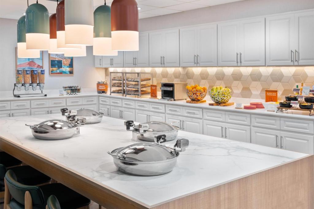 Homewood Suites by Hilton Orlando-Nearest to Universal Studios — Restaurant & bars in Orlando, Florida