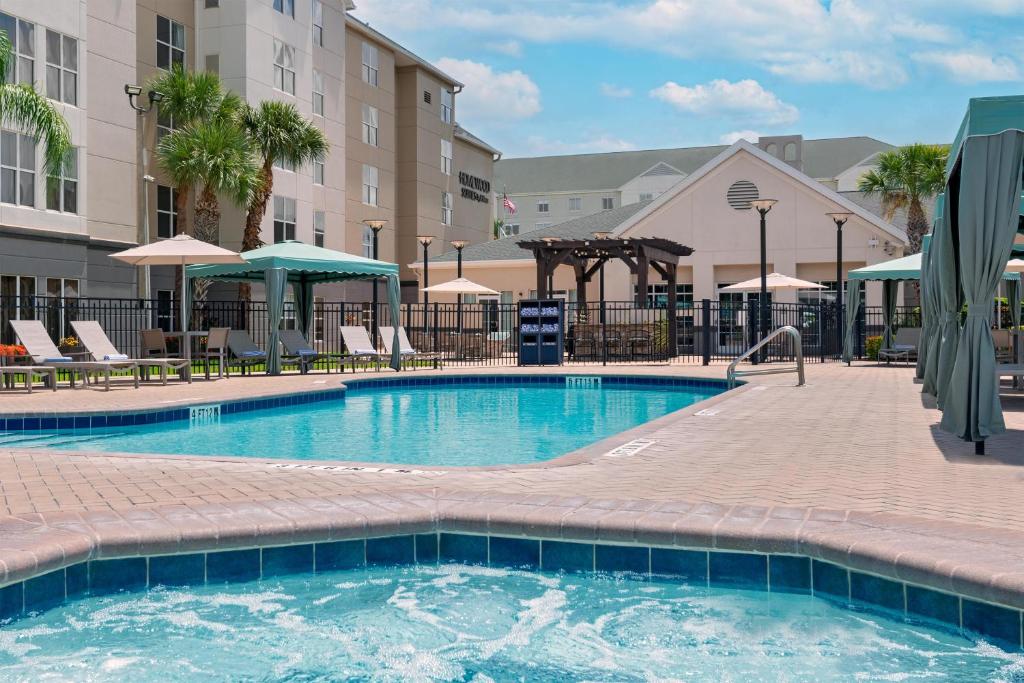 Homewood Suites by Hilton Orlando-Nearest to Universal Studios — Swimming pool in Orlando, Florida
