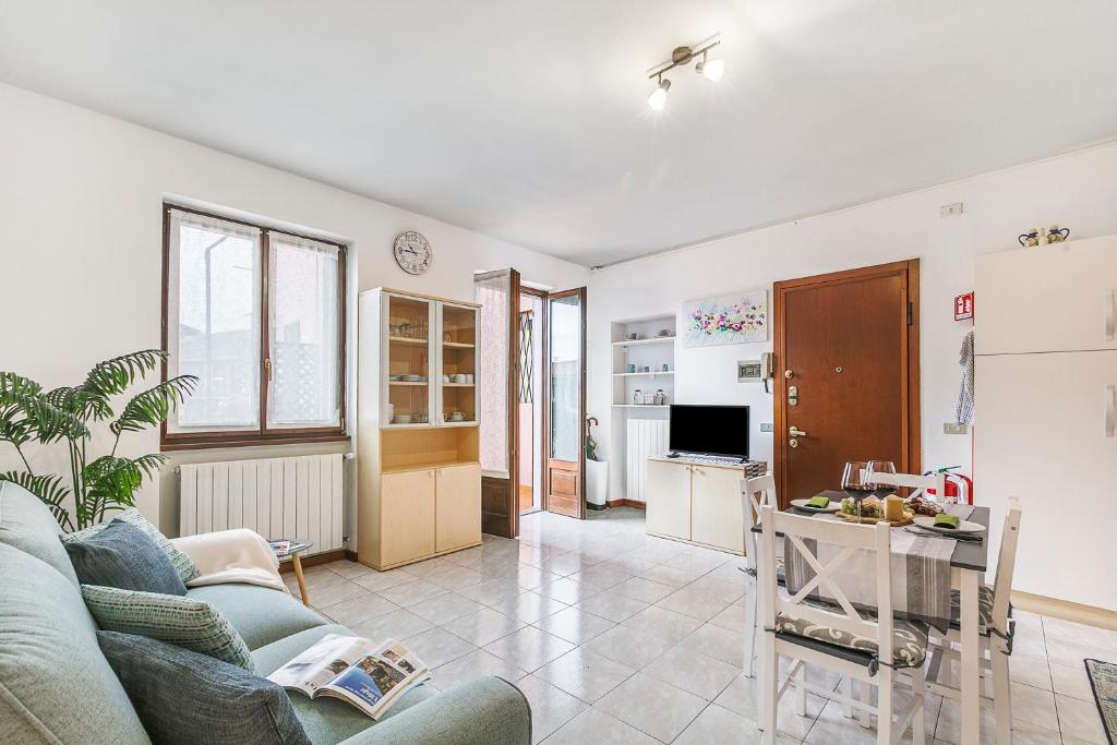 Petalo Bianco: 100m from Lake, Parking and Balcony - Happy Rentals - 2