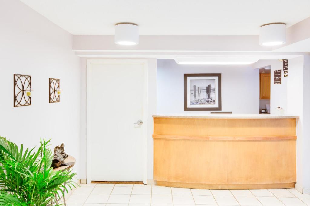 Super 8 By Wyndham Diberville Biloxi Area photo