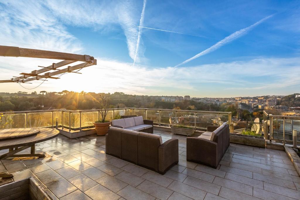 Spacious Penthouse with St Peter View - 1