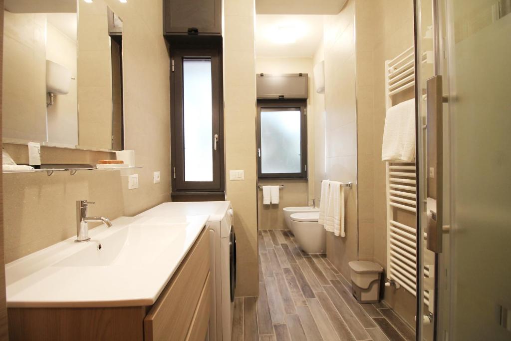 Eur Bright Spacious Terraced Apartment with private parking only for Small Cars - 4