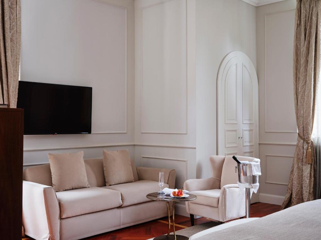 Shared lounge/TV area