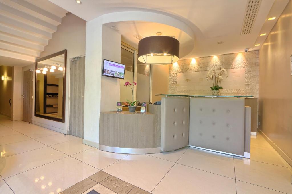 Front desk [24-hour]
