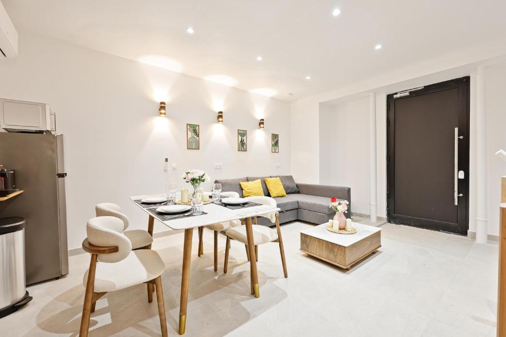 Champs Elysée Arc de Triomphe 2 Bedroom Apartment NetFlix - 2