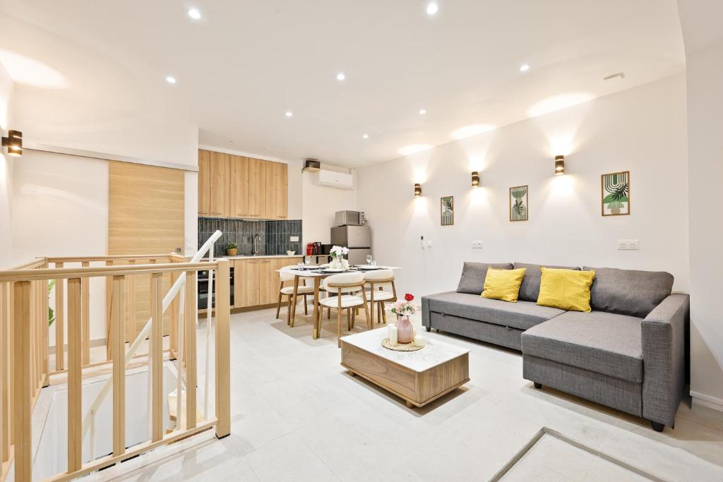 Champs Elysée Arc de Triomphe 2 Bedroom Apartment NetFlix - 4