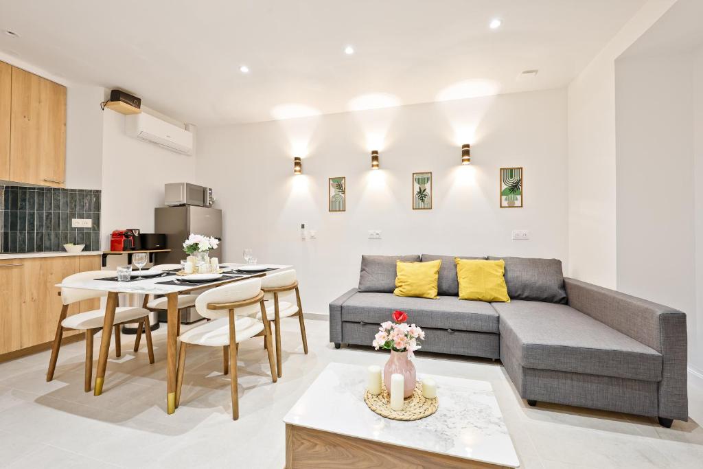 Champs Elysée Arc de Triomphe 2 Bedroom Apartment NetFlix - 1