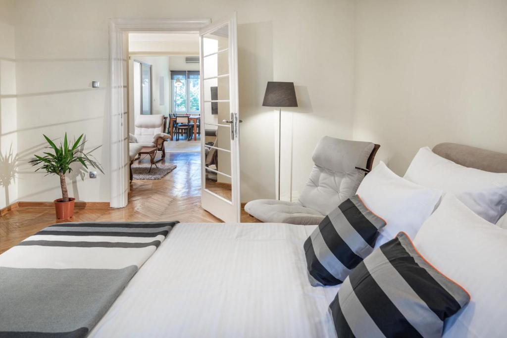 City Center 3BR Apartment - 5