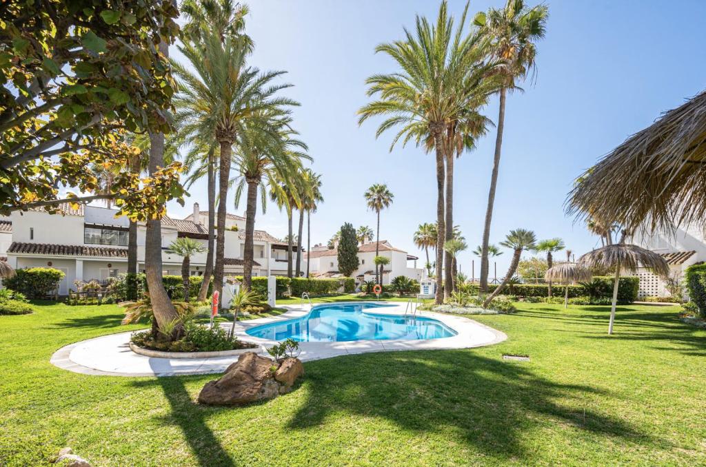 Bright Chalet with Swimming Pool and Beachfront - 1