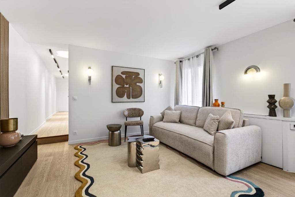 31 Flat 8 person St Lazare Galerie LaFayette Paris 8th - 1