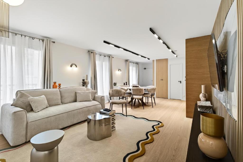31 Flat 8 person St Lazare Galerie LaFayette Paris 8th - 3