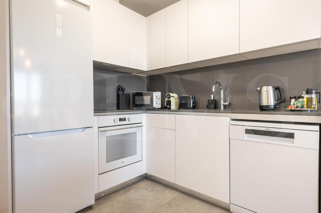 23rd Floor City Apartment with Pool & Gym REMS - 3